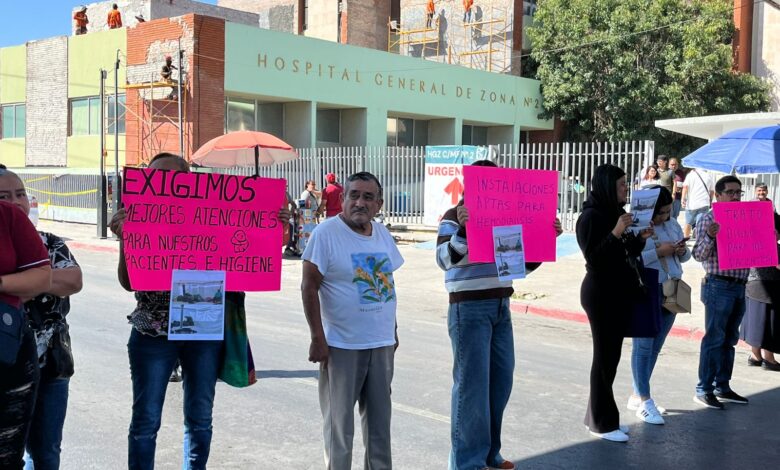 Bloquean bulevar pacientes del IMSS