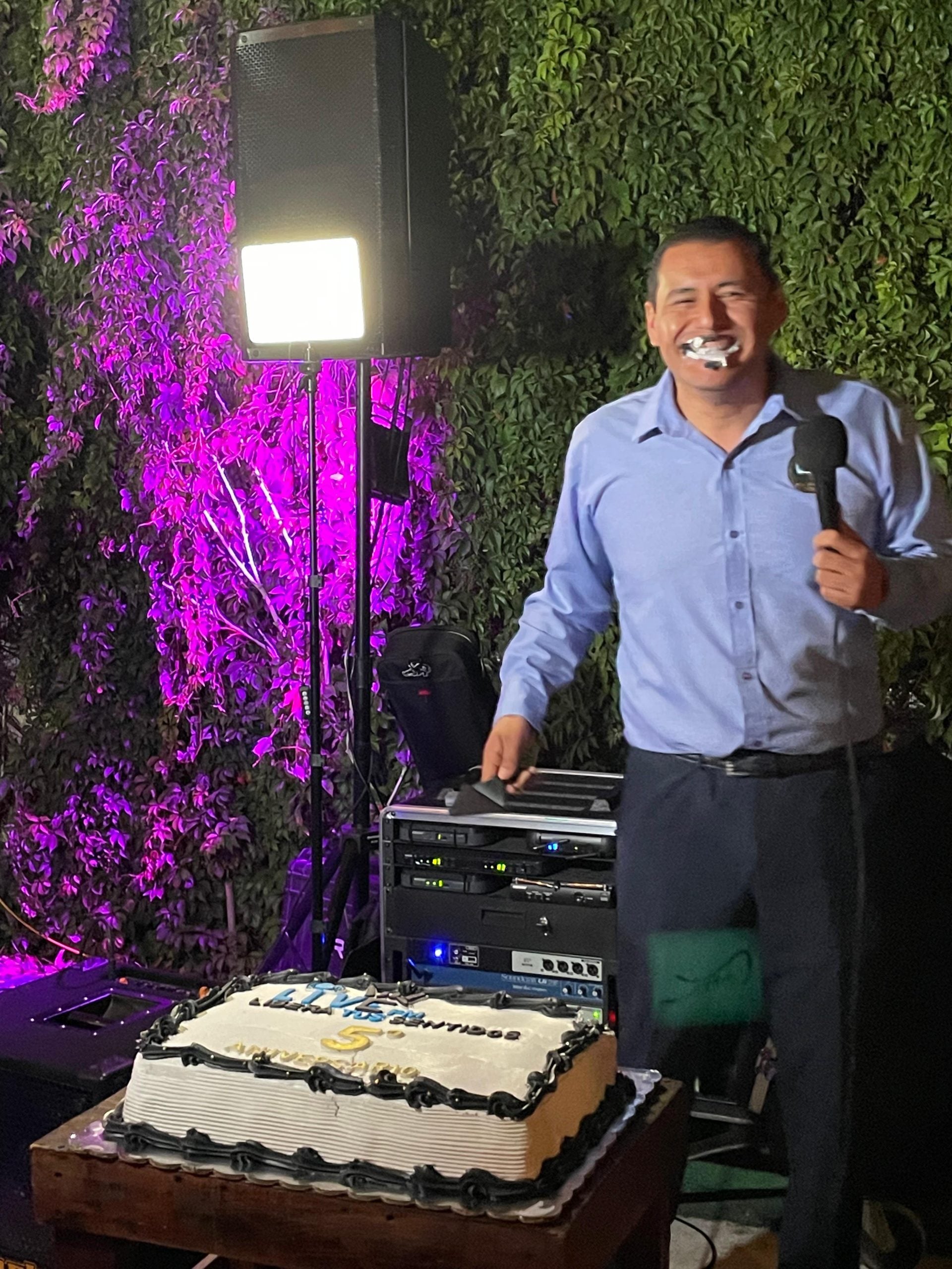 Festeja Ernesto Luna aniversario de LIVE FM