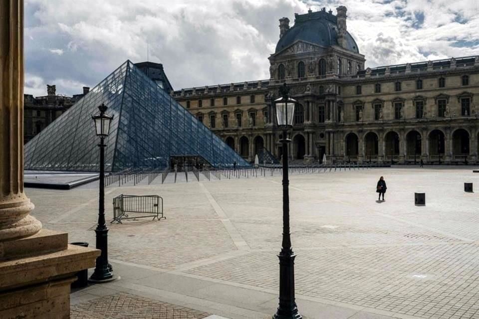 Detienen a sospechosos por robo del museo del Louvre de París