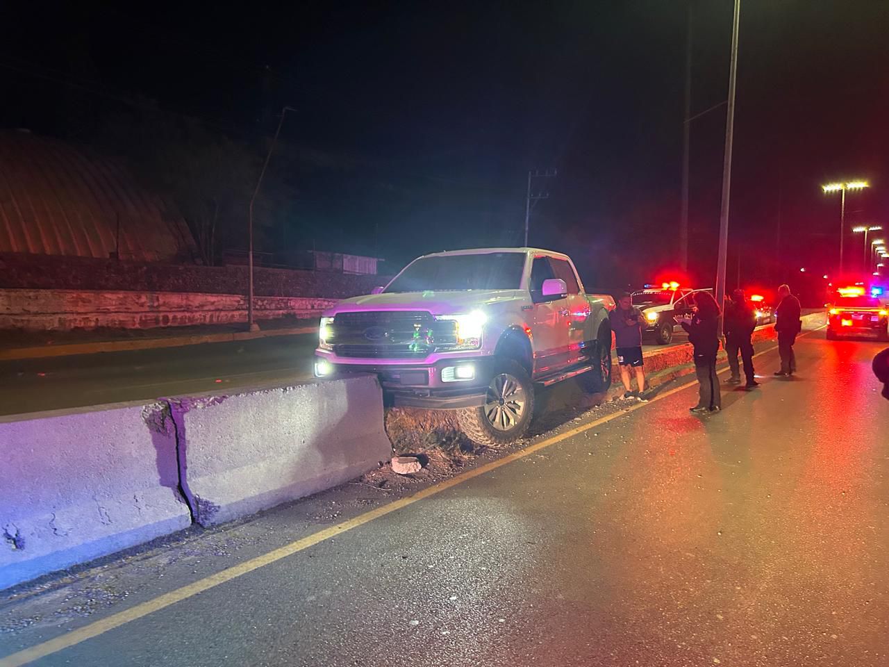 Termina encaramado en camellón del Pape