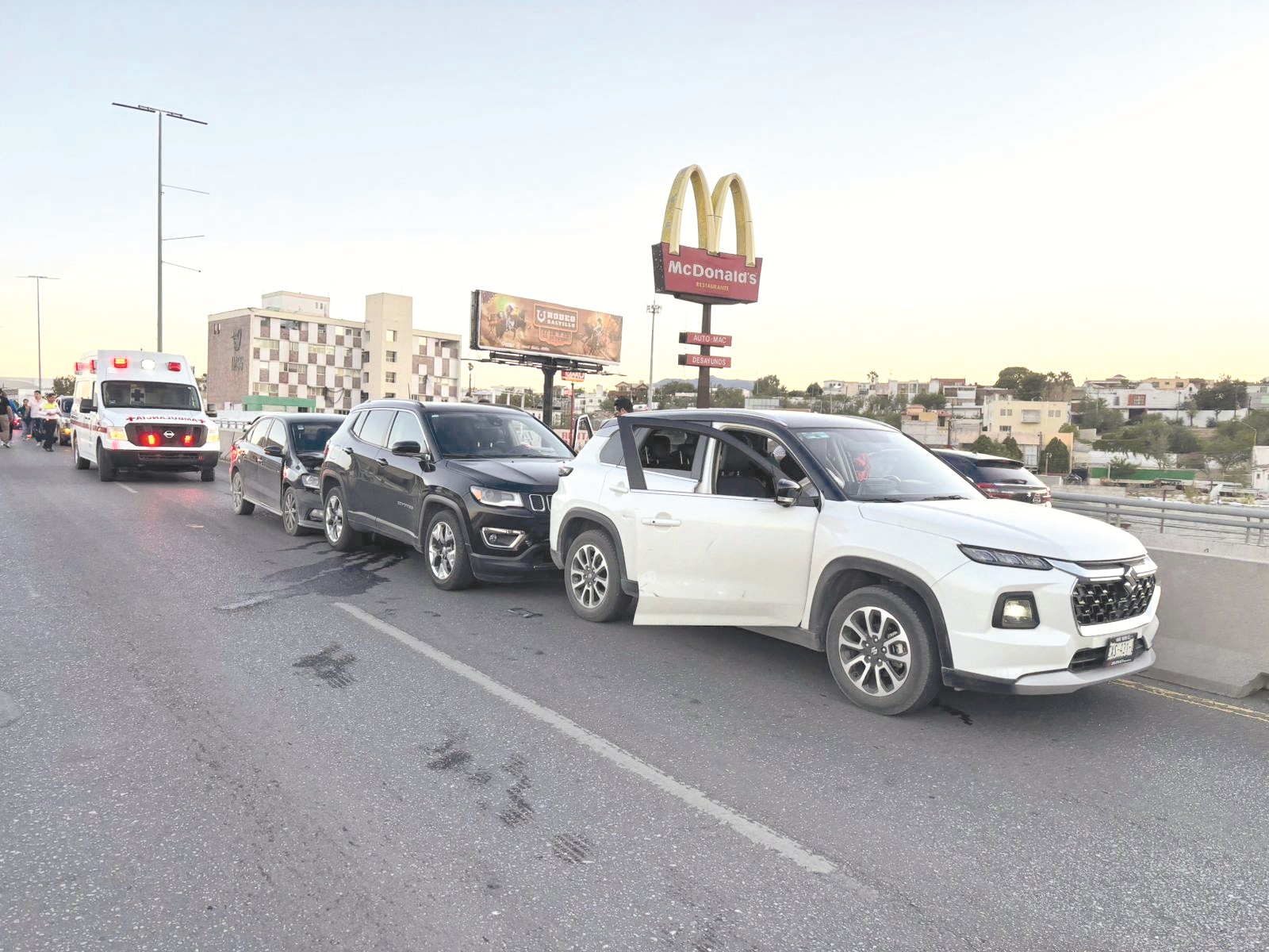 Chocan diez autos en carambola en el Pape