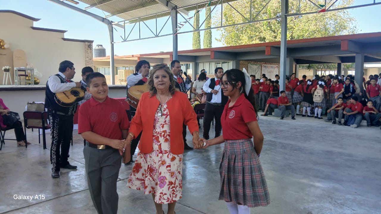 Maestra Gloria se despide con cariño