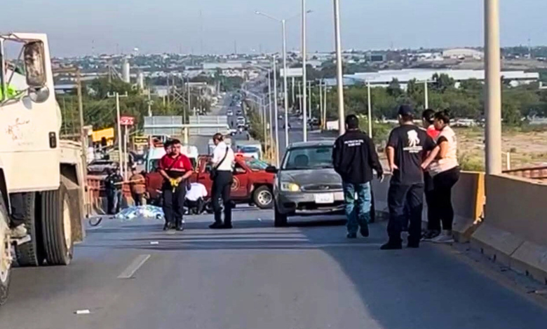 Muere motociclista aplastado por pipa