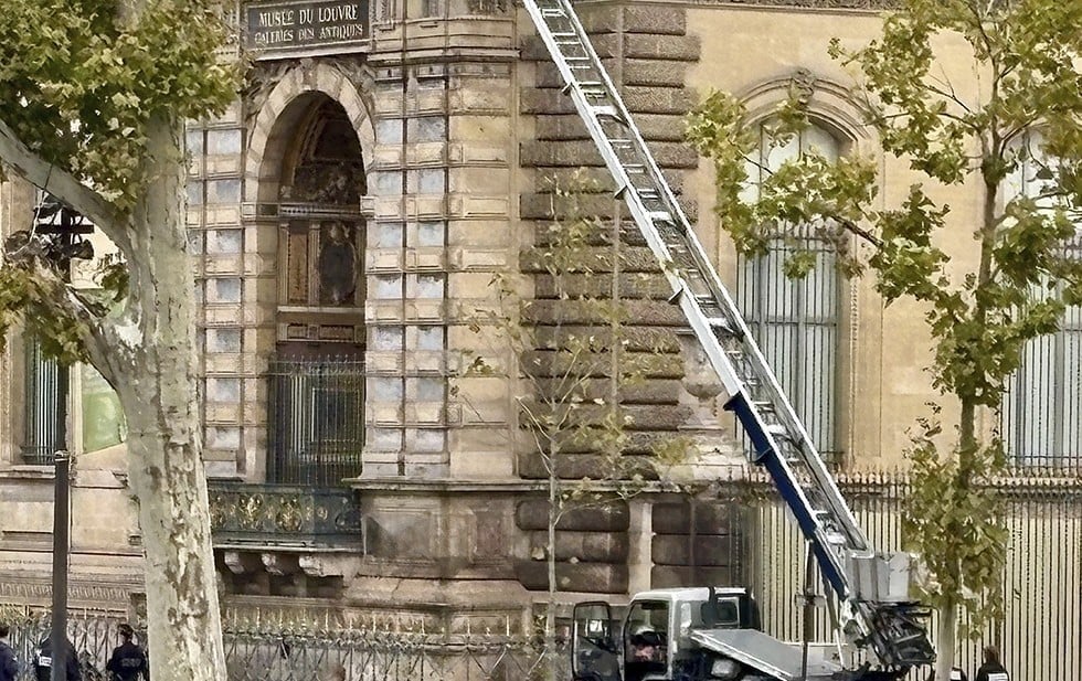 Roban joyas de Napoleón en el Louvre y huyen en motos