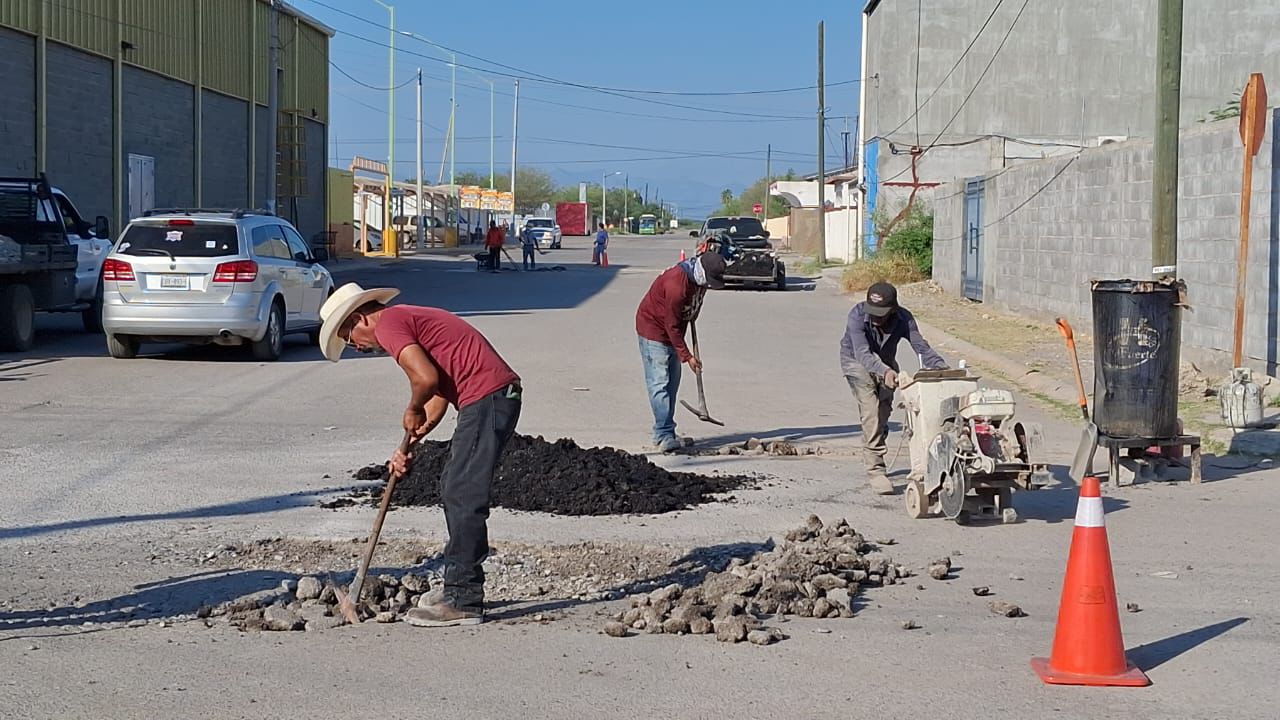 Atienden peticiones de bacheo en Barroterán, Palaú y Múzquiz