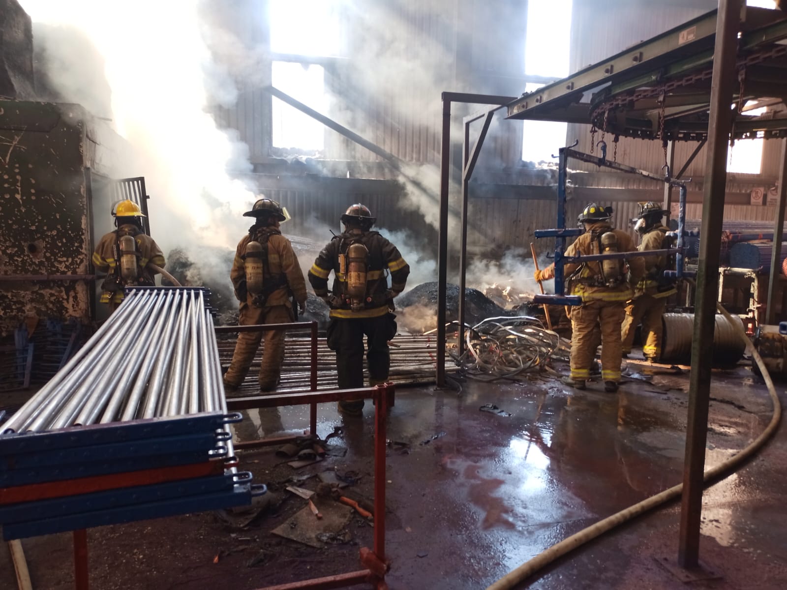 Sofocan incendio en bodega Conduit