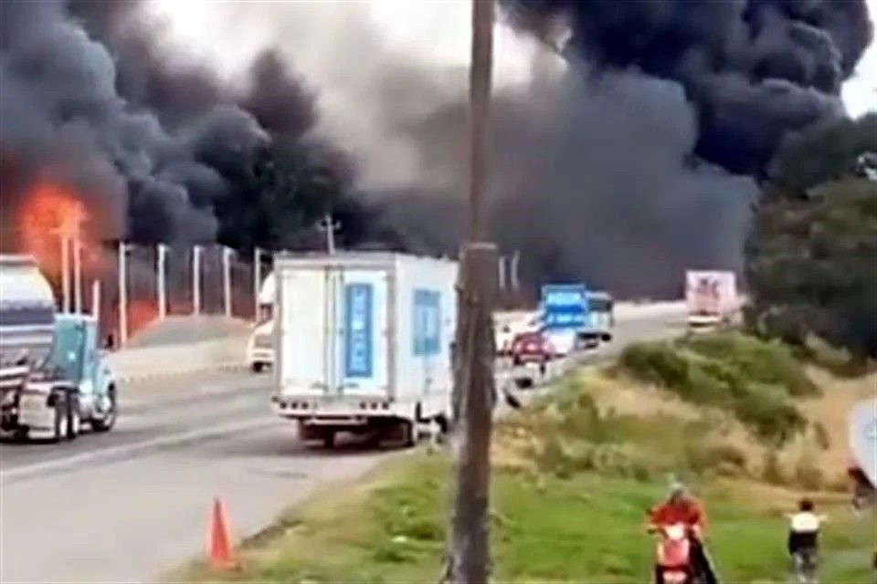 Fuerte incendio por choque de dos pipas