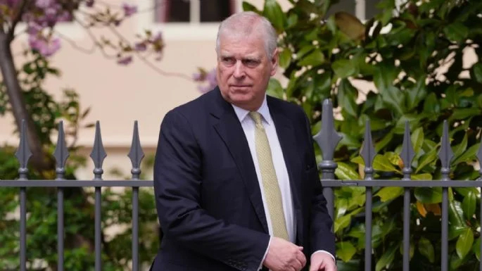 Príncipe Andrés renuncia a sus títulos reales por caso Epstein
