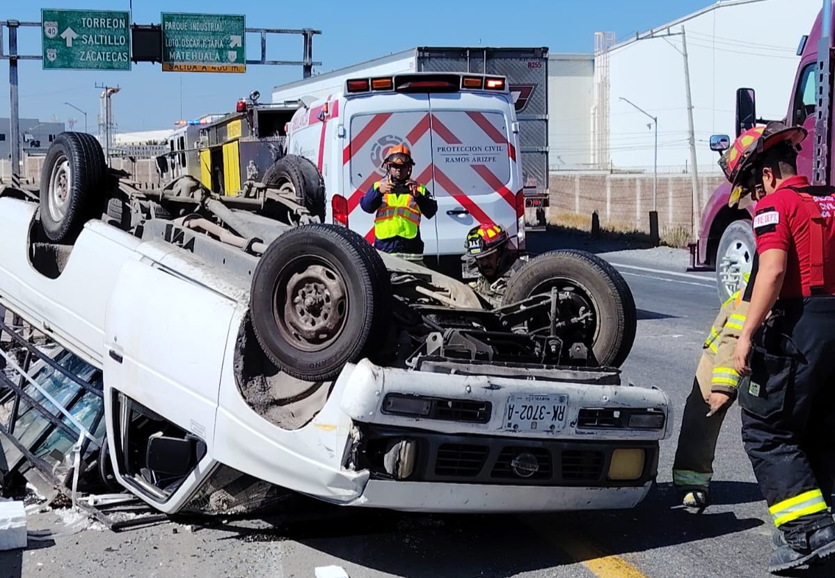 Vuelca camioneta en la Monterrey-Saltillo
