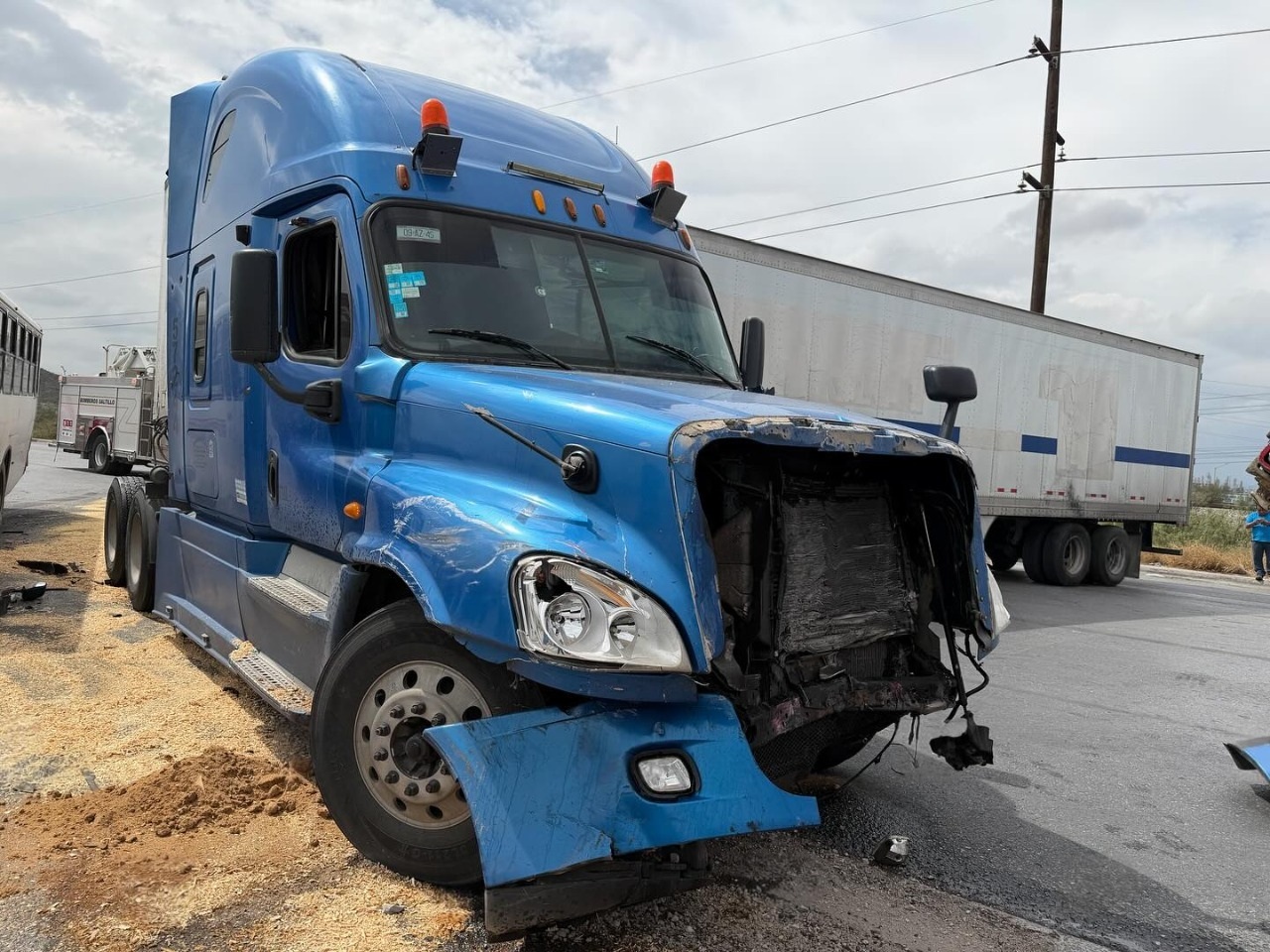 17 heridos en choque entre camión y tráiler