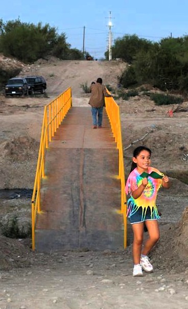 Inaugura Chano puente peatonal