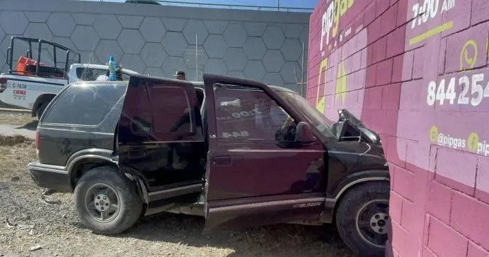 Camioneta sin frenos se incrusta en gasera