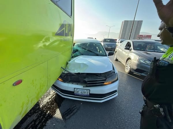 Choque múltiple provoca caos vial