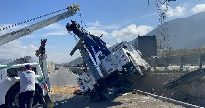Vuelca grúa en la Saltillo-Monterrey