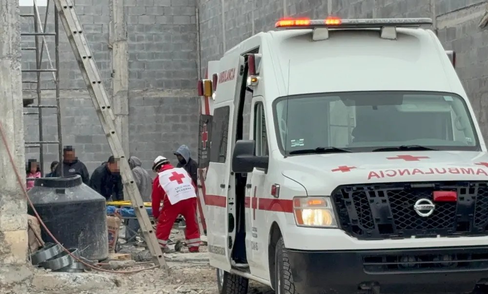 Cae albañil desde tres metros de altura