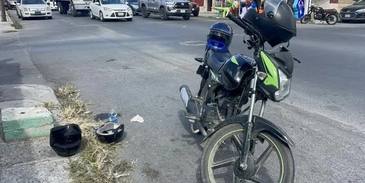 Motociclista lesionado tras choque con autobús