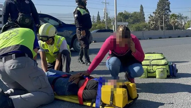 Derrapa motociclista y termina con lesiones