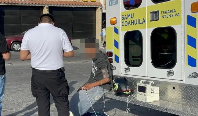 Choca motociclista e impacta a madre e hijo