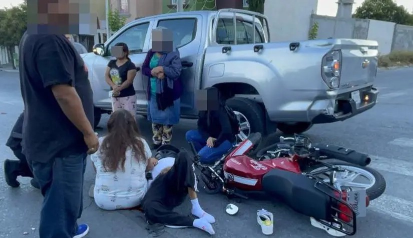 Impactan motociclistas contra camioneta