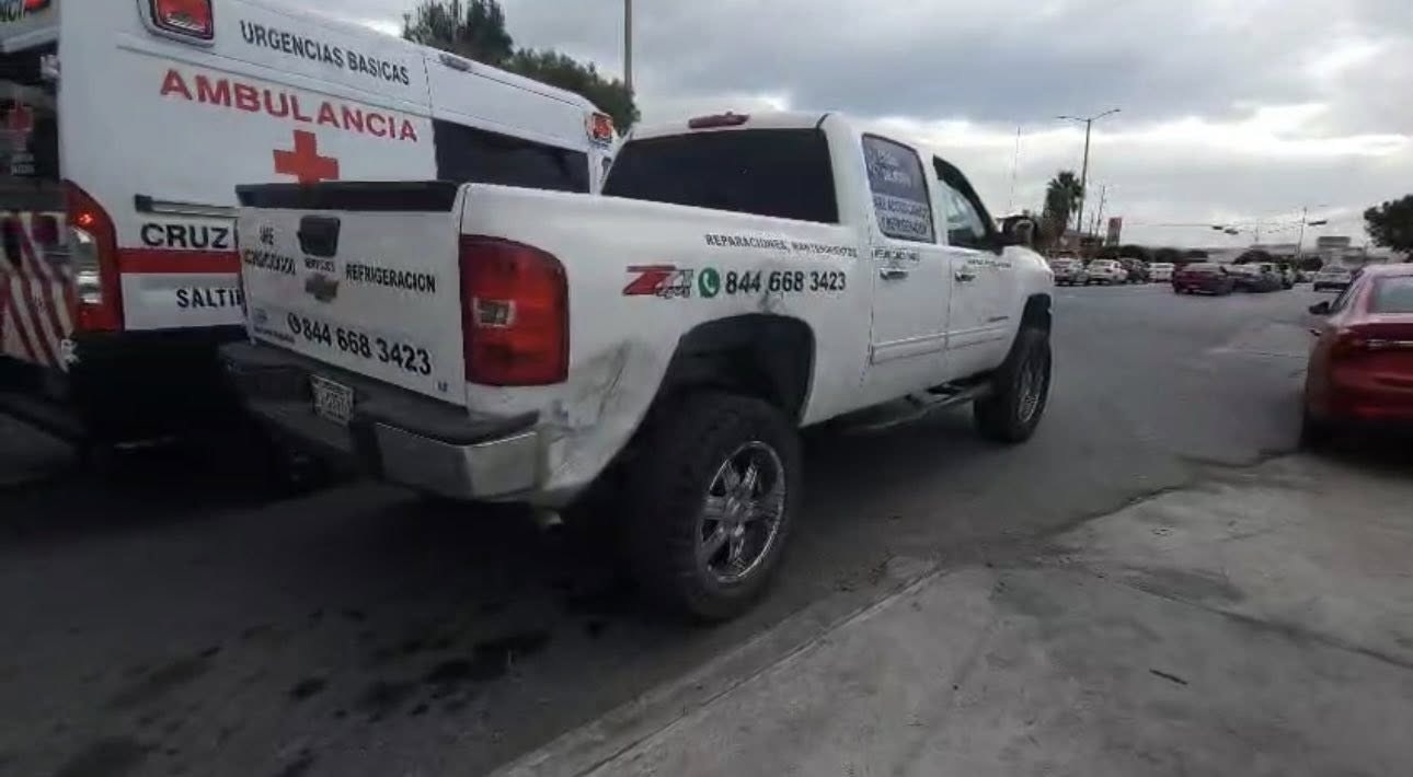 Camioneta invade carril y causa fuerte volcadura