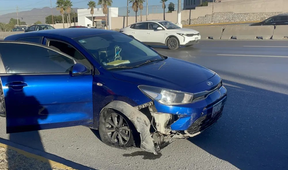 Derrapa motociclista y se salva de ser arrollado