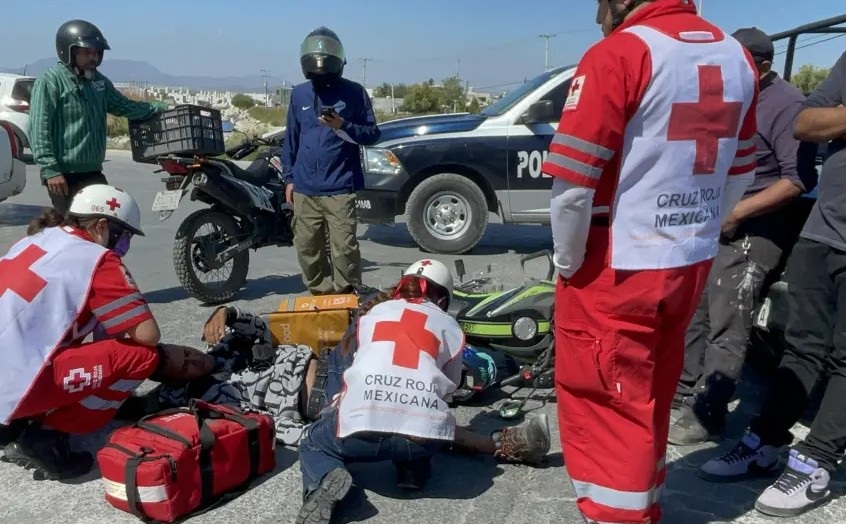 Imprudente conductor arrolla a motociclista
