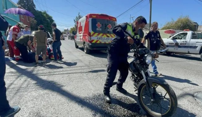 Aparatoso choque deja a motociclista lesionado