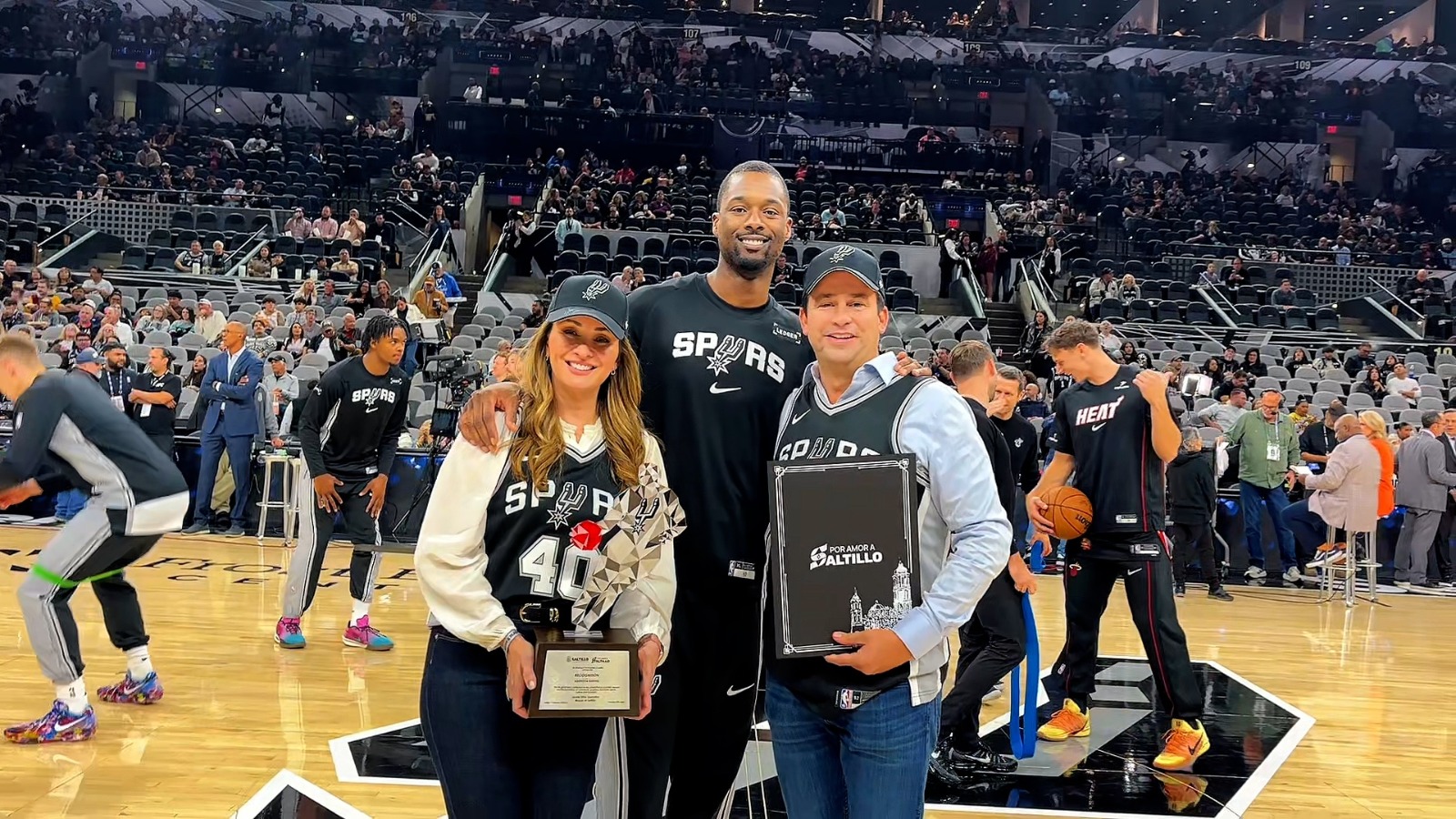 Entrega Díaz reconocimiento al basquetbolista Harrison Barnes