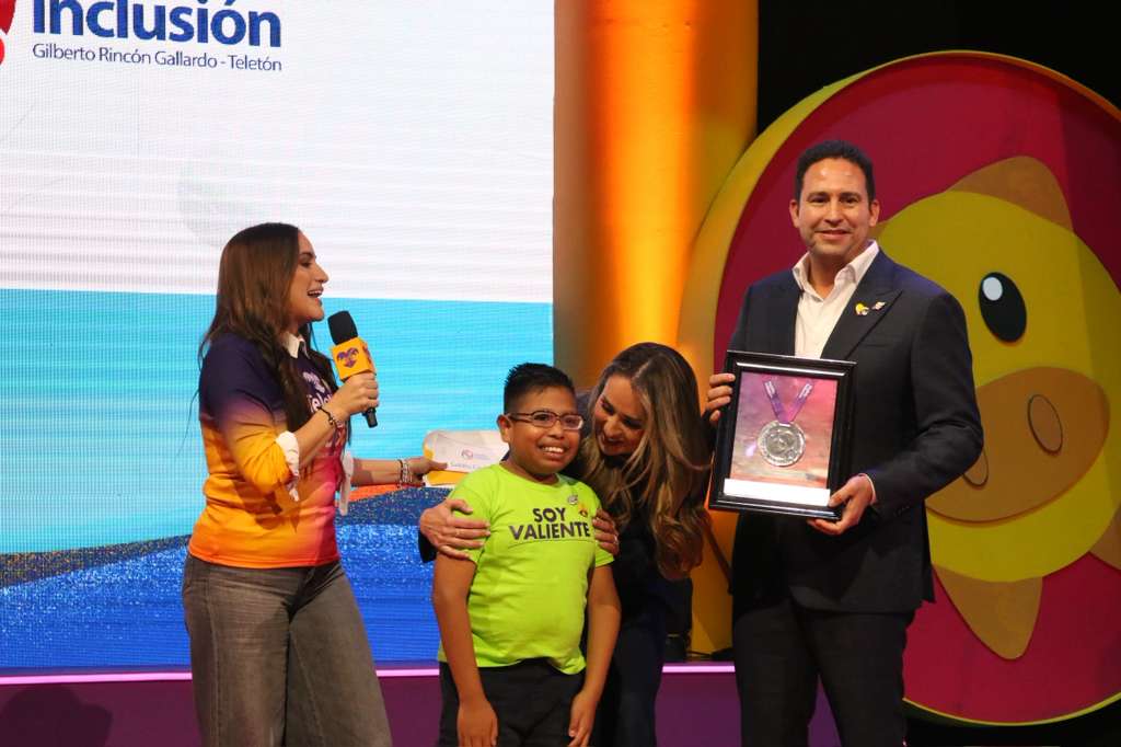 Reciben Javier y Luly la Medalla por la Inclusión