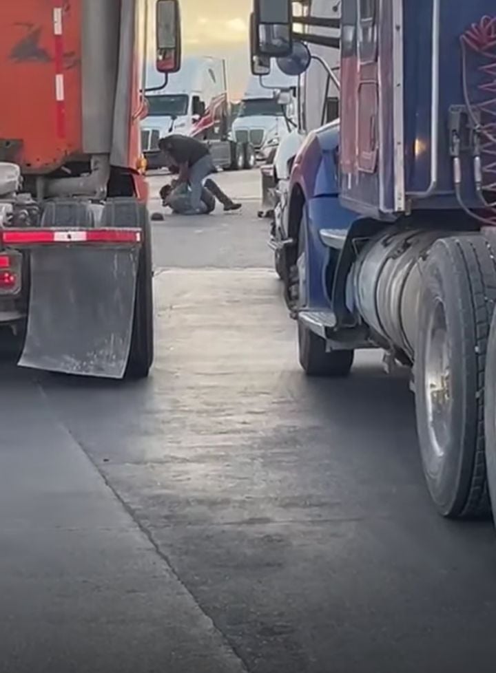 Traileros arman riña en ruta fiscal del Puente II