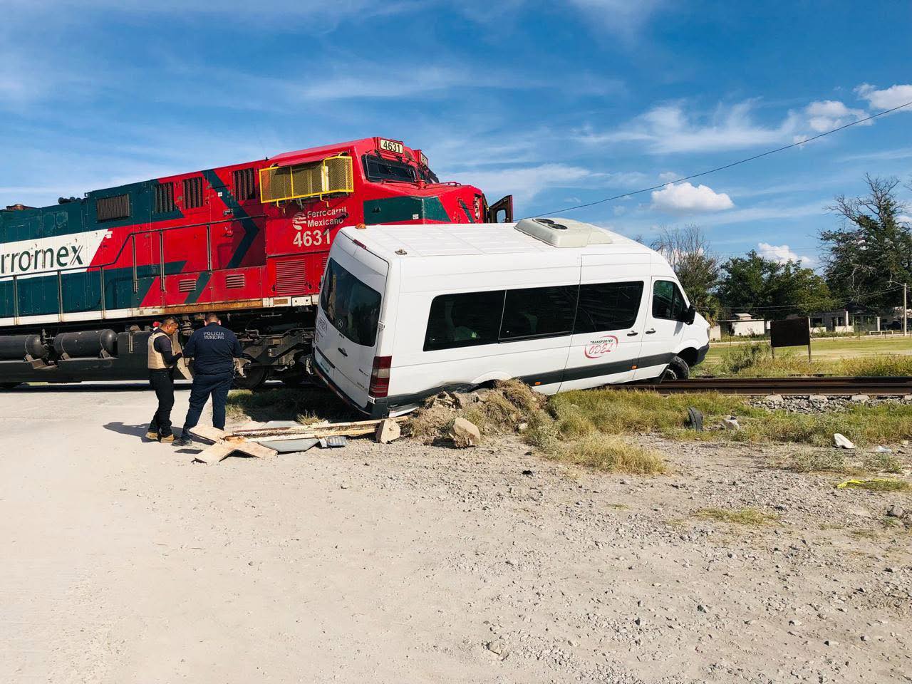 Van es embestida por el tren en Nava