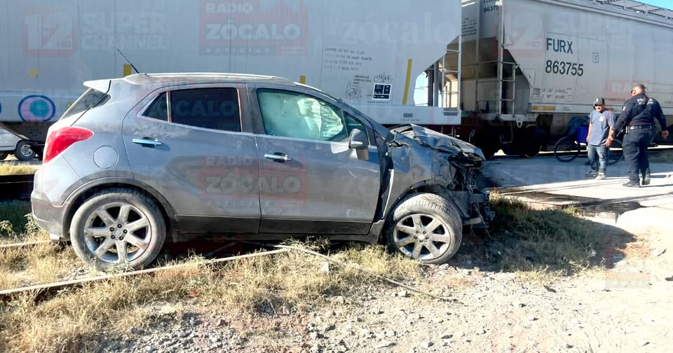 Camioneta arrastrada por el tren; Conductora Ilesa