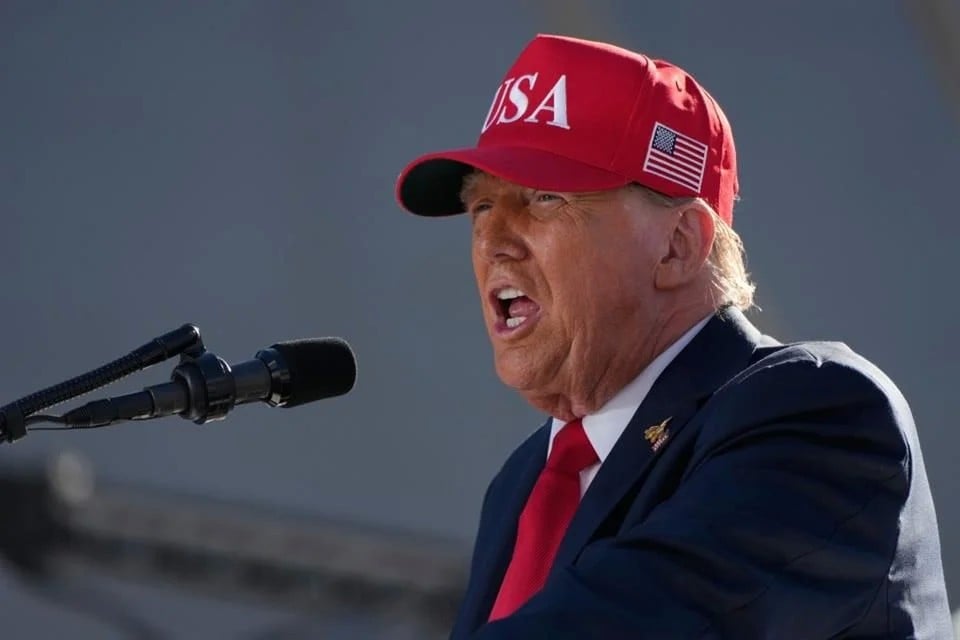 Pospone Trump hasta noviembre arancel a camiones