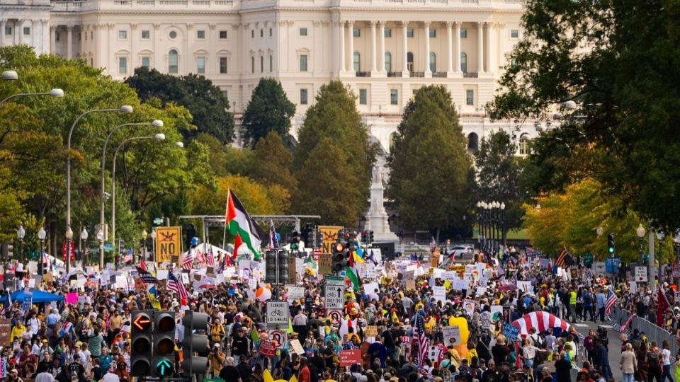 Marchan miles contra Trump