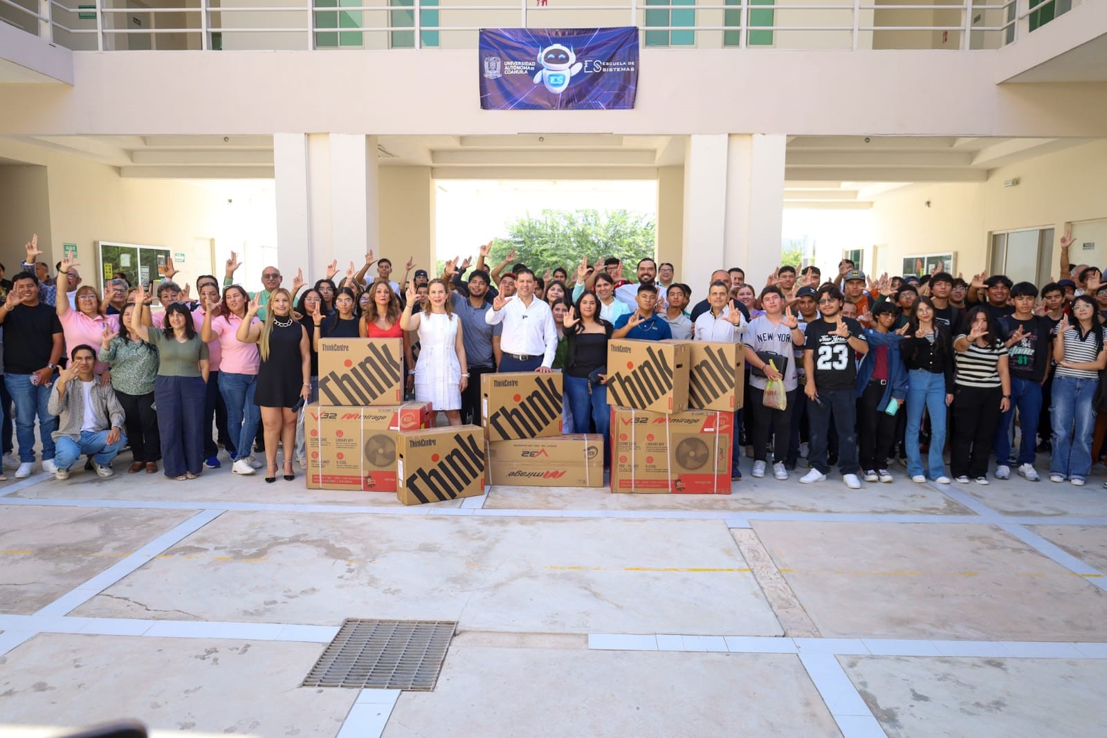 Entrega Rector equipo a Escuela de Sistemas de UL