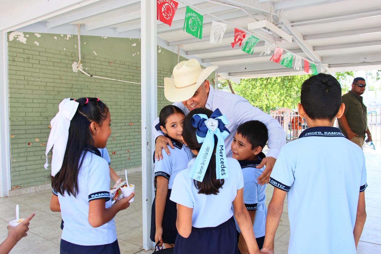 Los niños de Sabinas ven en Chano a su persona importante