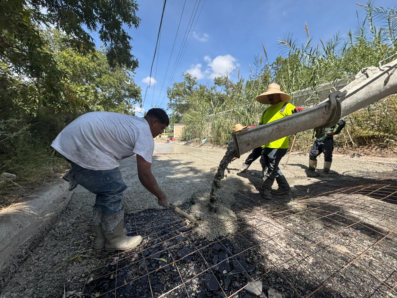 Supervisa Alcalde de Parras pavimentación en calle prolongación Morelos