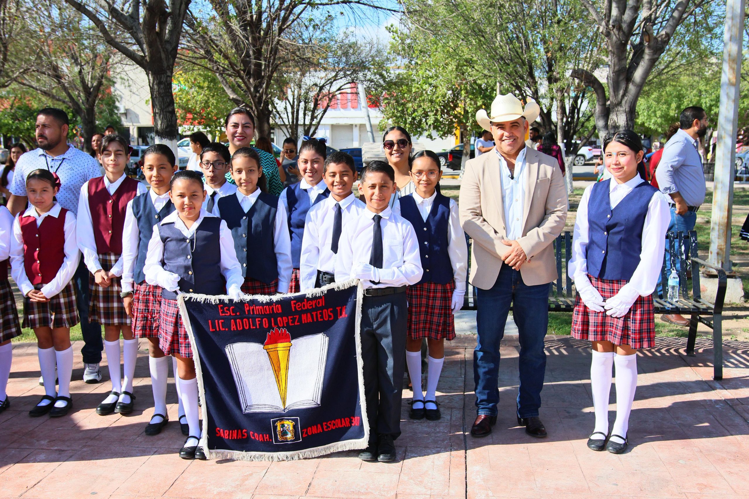 Chano Díaz celebra la identidad y cultura de Sabinas con parada cívica del Día de la Raza