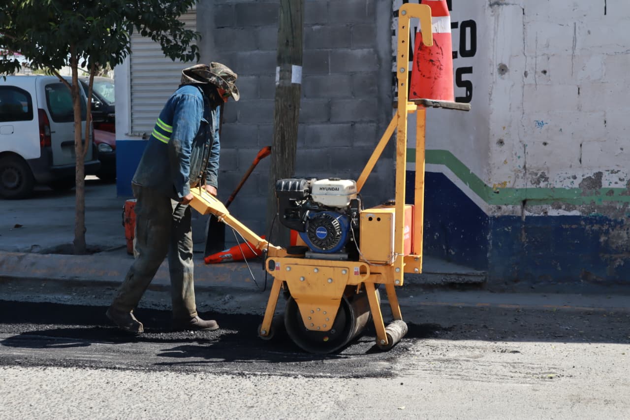 Intensifica Saltillo labores de bacheo en Valle Verde