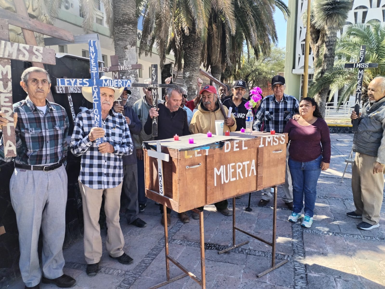 Recuerdan a pensionados; reclaman prestación social
