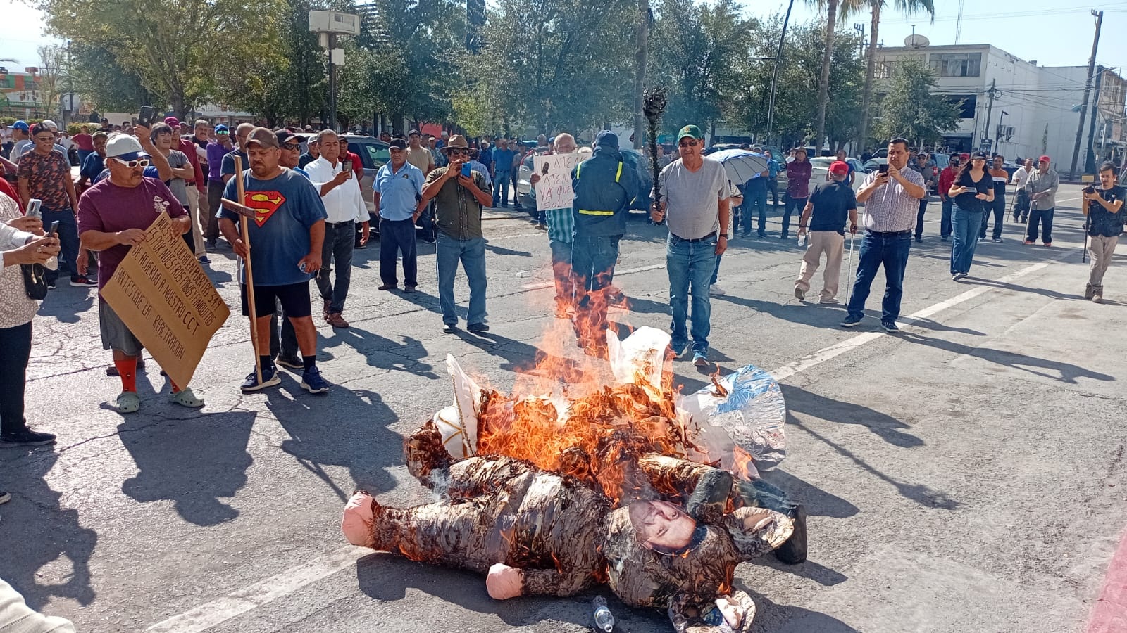 Demandan exobreros de AHMSA solucionar crisis