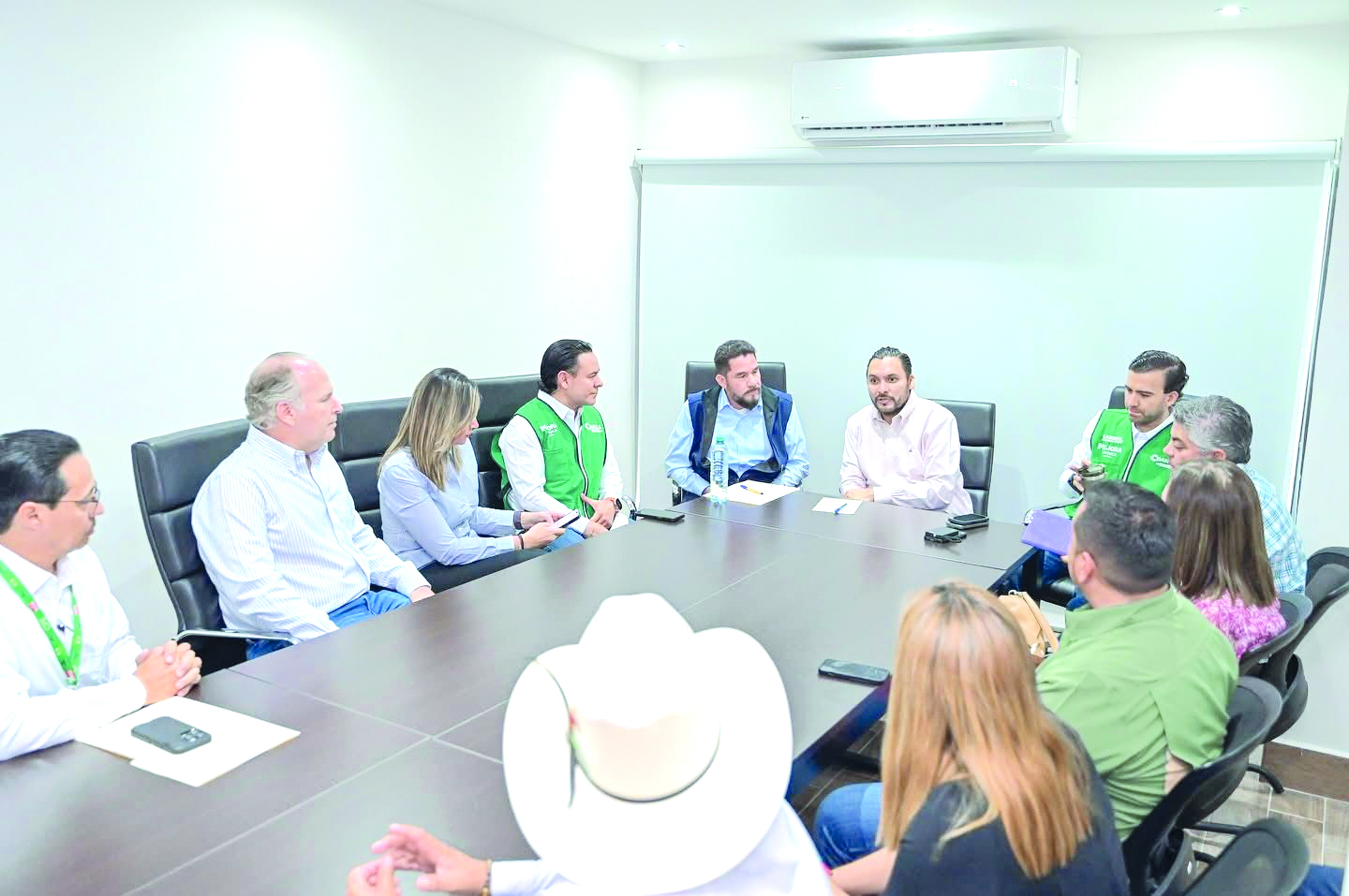 Impulsa Carlos proyectos entre alcaldes y la CFE
