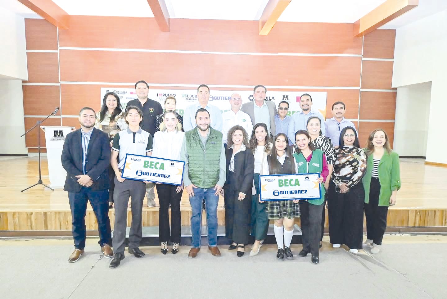Entregan 400 becas a alumnos Carlos y la empresa Gutiérrez