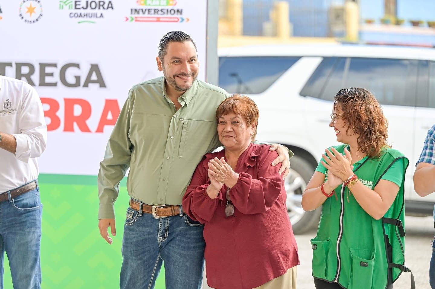 Entrega Carlos recarpeteo en avenida de la Miravalle