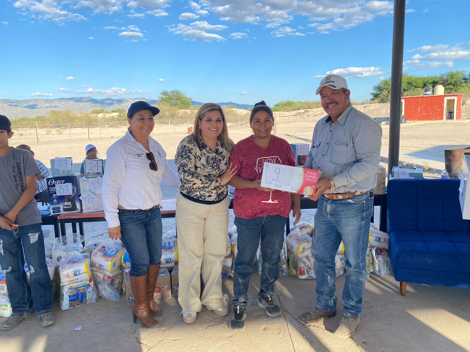 Cumple Adriana Valdéz compromiso con las familias del ejido Eutimias.