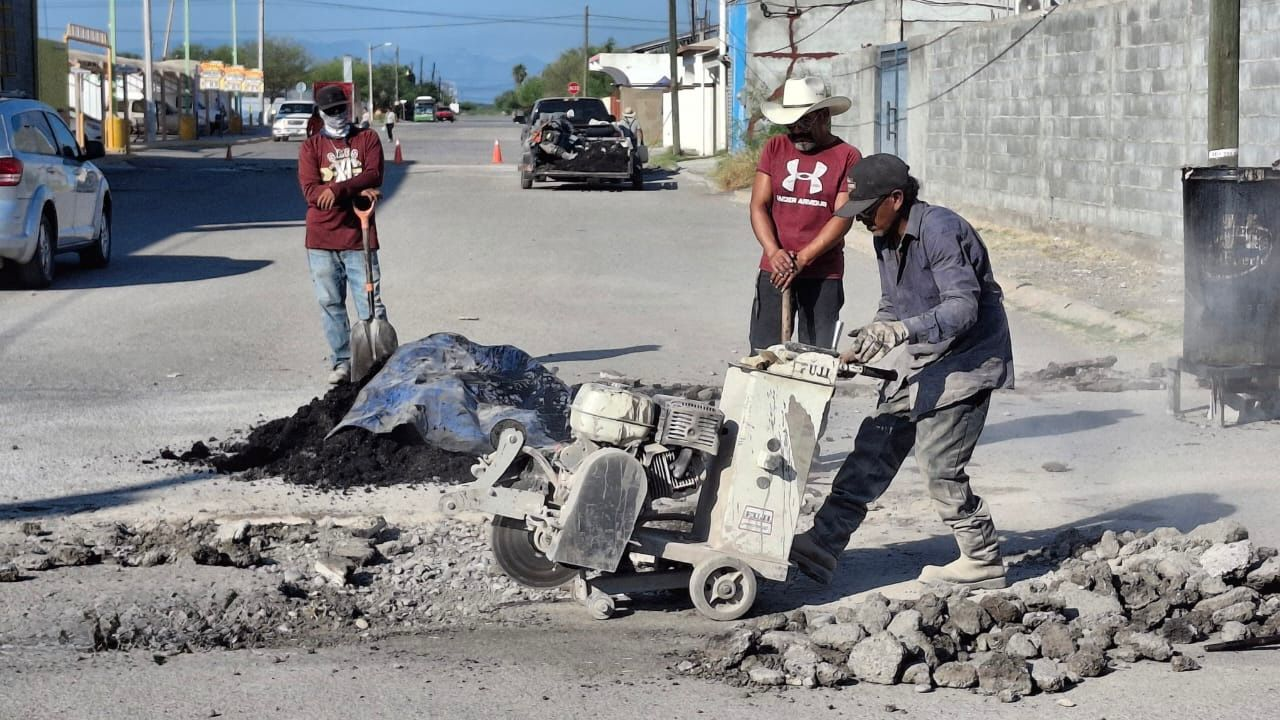 Gobierno Municipal atiende peticiones de bacheo en Barroterán, Palaú y Múzquiz