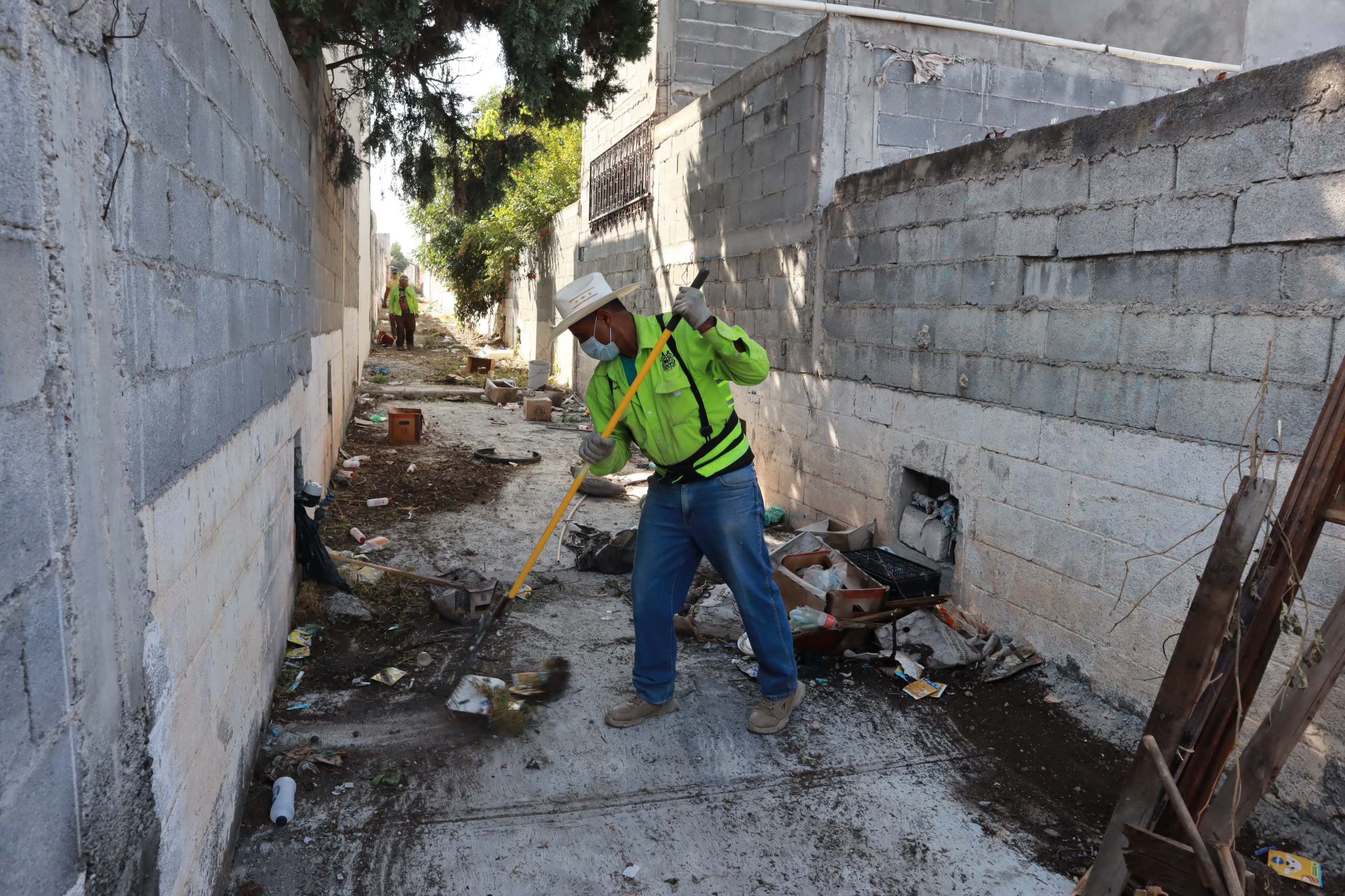 Rehabilita Gobierno de Saltillo banquetas en calzada Emilio Carranza