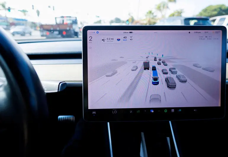 EU investiga software de conducción asistida de autos Tesla por infracciones de tráfico