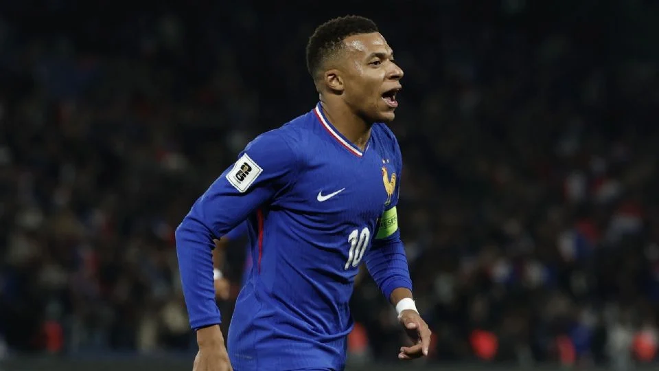 Mbappé brilla con un gol y una asistencia para el tercer triunfo de Francia en la eliminatoria para el Mundial 2026