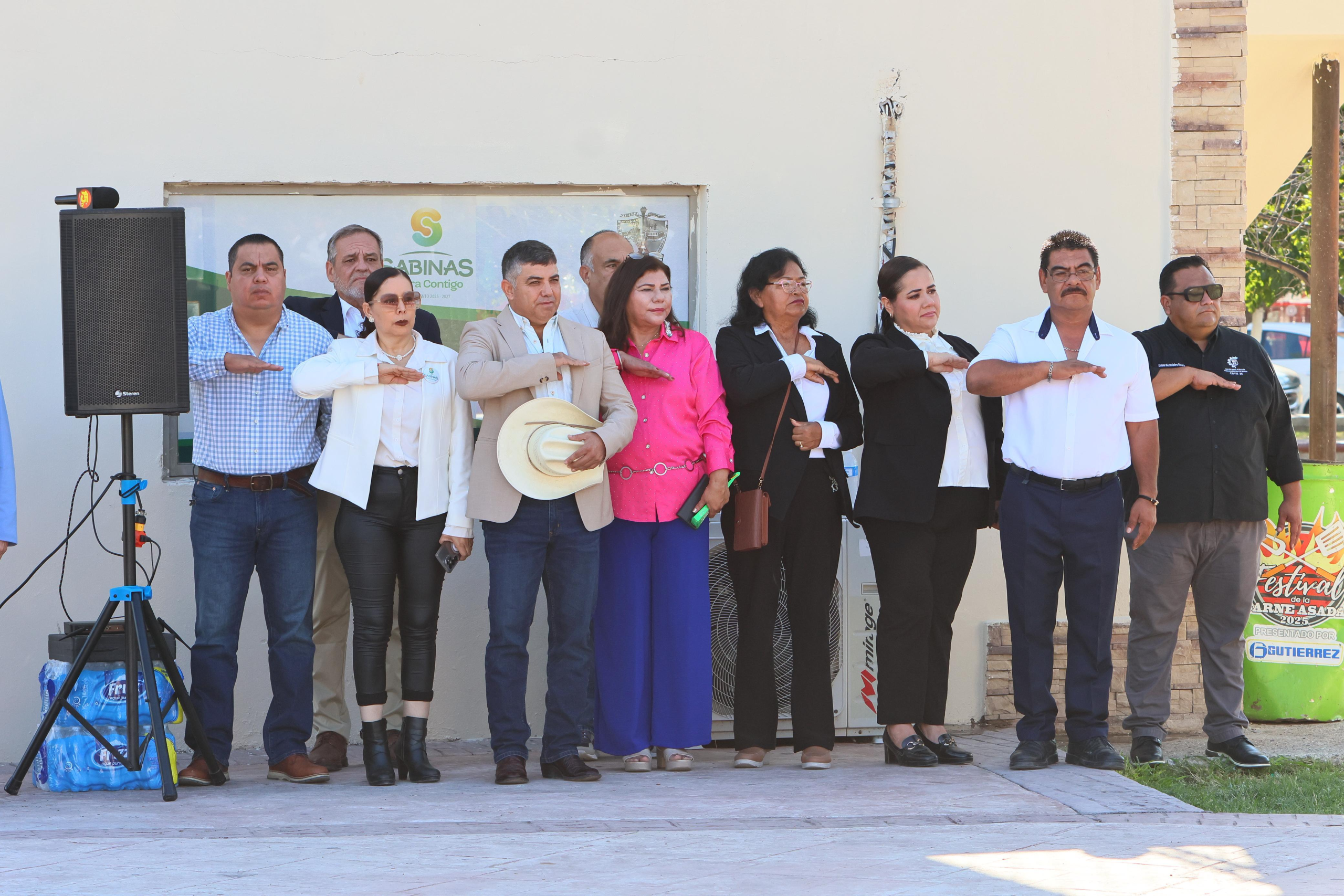 Chano Díaz celebra la identidad y cultura de Sabinas con parada cívica del Día de la Raza